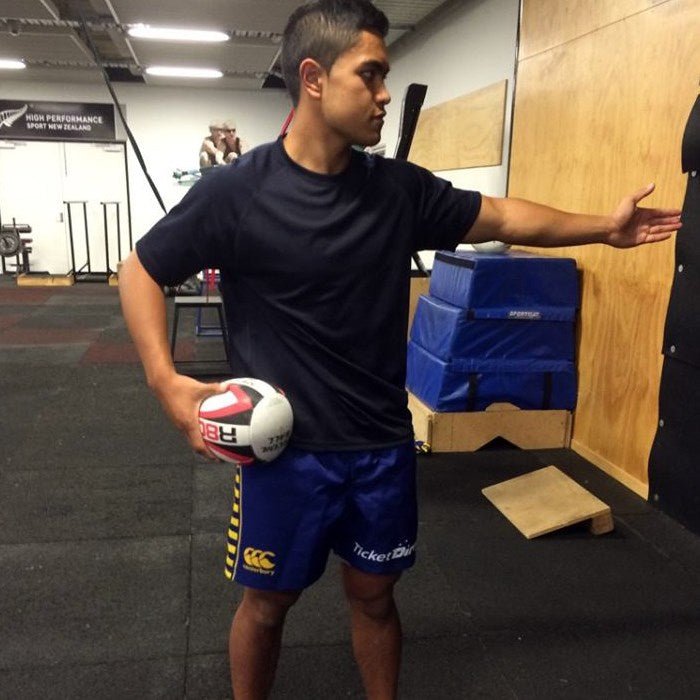 R80 Rugby Pass Catch Throw Skill Set - Junior Set age 12 and under